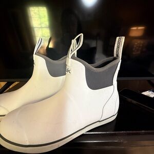 HUK Women’s Ankle Deck Boots – White – Size 10